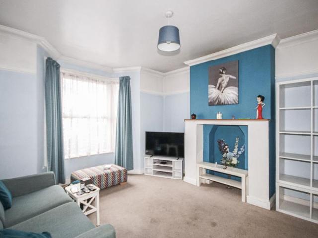 3 bedroom end of terrace house to rent