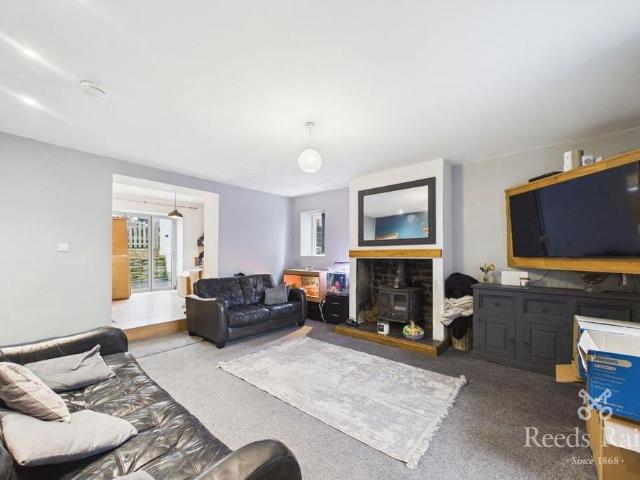 3 bedroom end of terrace house to rent
