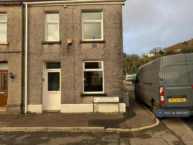 3 bedroom end of terrace house to rent