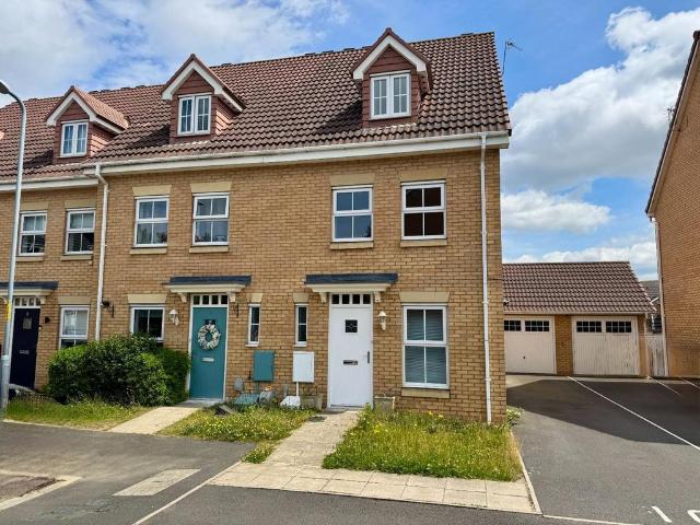 3 bedroom end of terrace house to rent