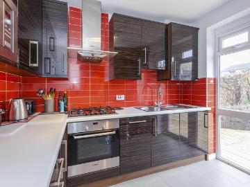 3 bedroom end of terrace house to rent