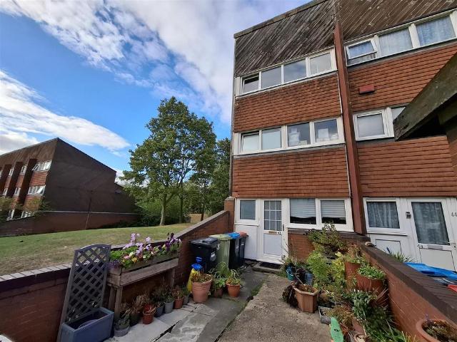 3 bedroom end of terrace house to rent