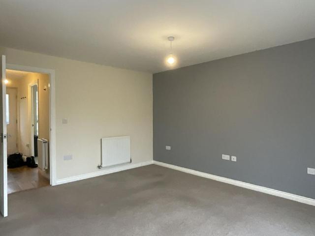 3 bedroom end of terrace house to rent
