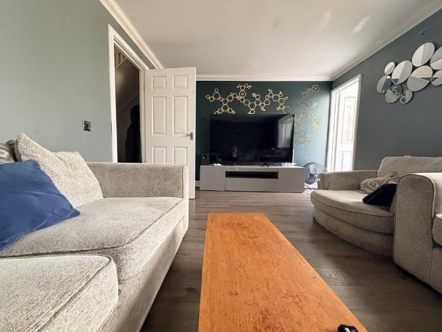 3 bedroom end of terrace house to rent