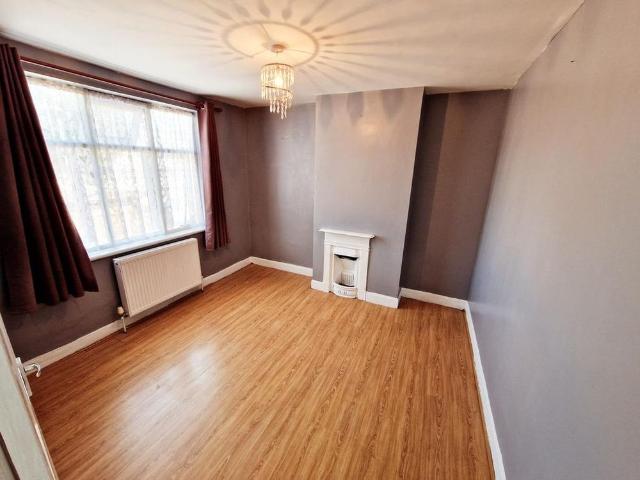3 bedroom end of terrace house to rent