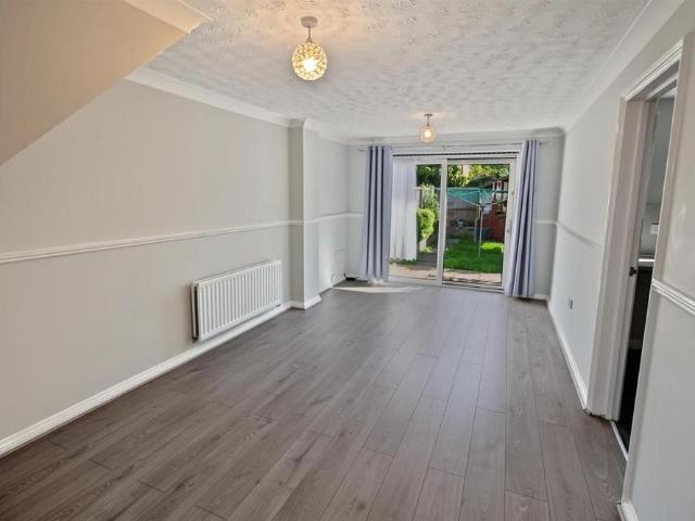3 bedroom end of terrace house to rent