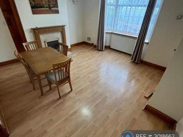 3 bedroom end of terrace house to rent