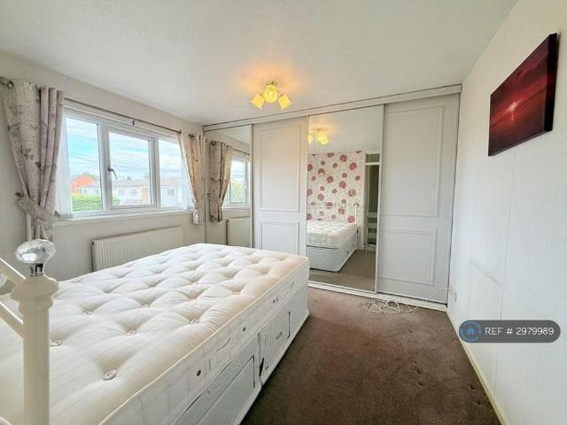 3 bedroom end of terrace house to rent