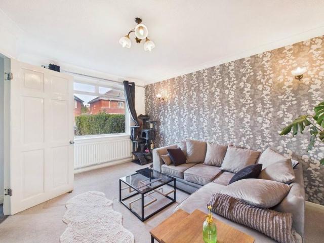 3 bedroom end of terrace house to rent