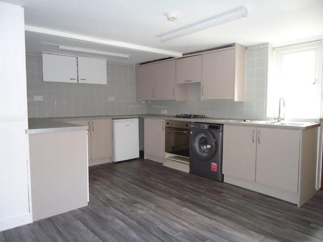 3 bedroom end of terrace house to rent
