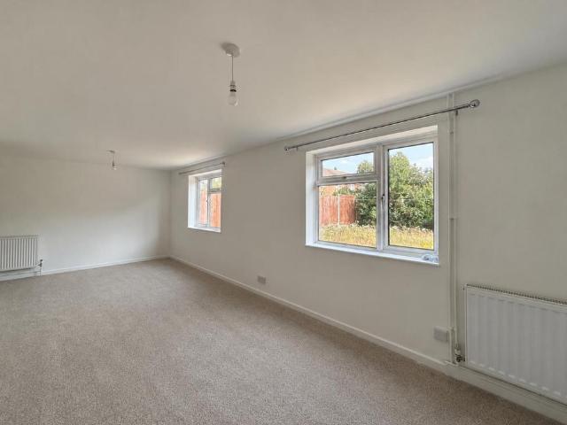3 bedroom end of terrace house to rent