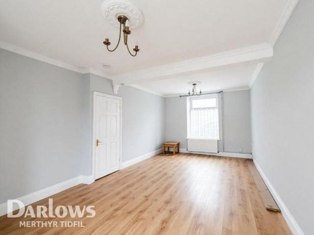 3 bedroom end of terrace house to rent