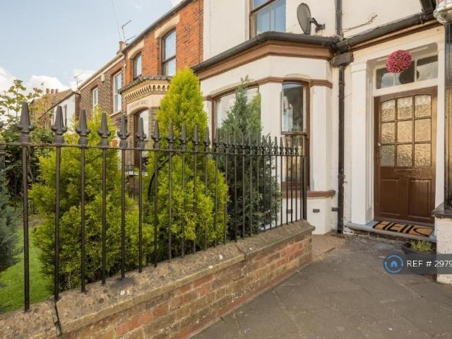 3 bedroom end of terrace house to rent