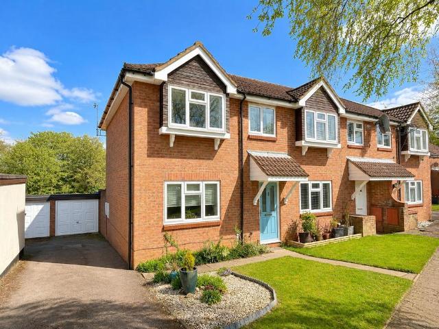 3 bedroom end of terrace house to rent