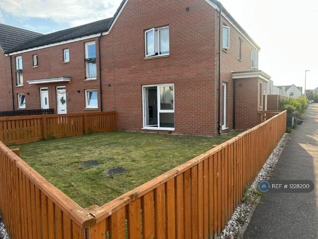 3 bedroom end of terrace house to rent