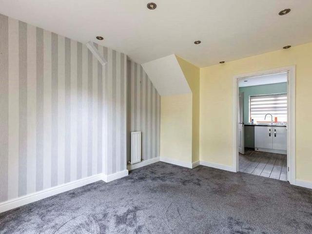 3 bedroom end of terrace house to rent