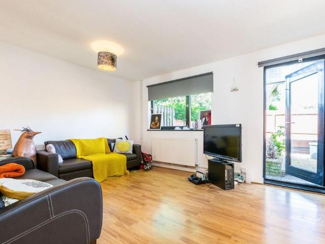 3 bedroom end of terrace house to rent