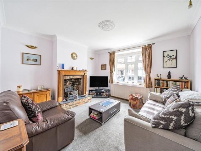3 bedroom end of terrace house to rent