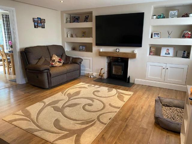 3 bedroom end of terrace house to rent