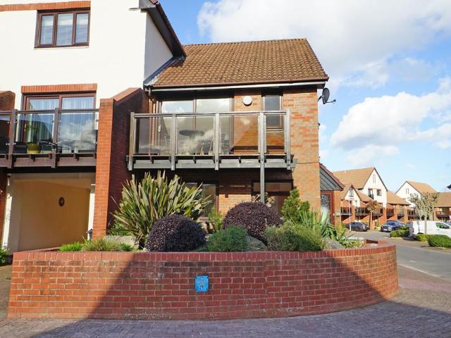 3 bedroom end of terrace house to rent