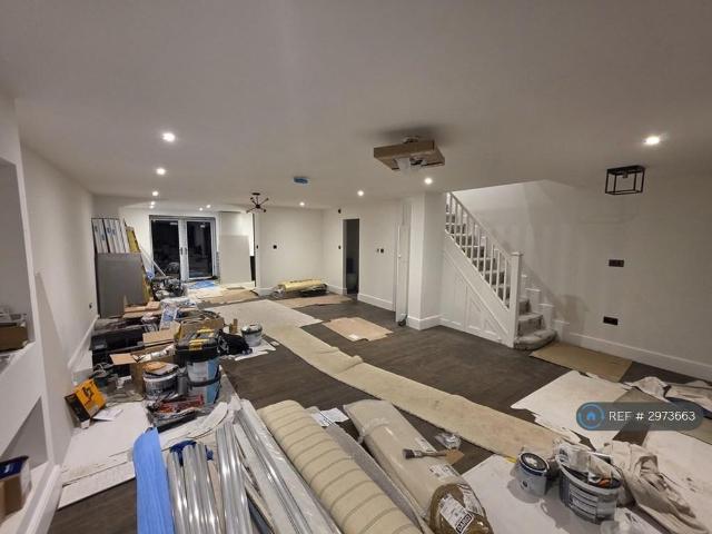 3 bedroom end of terrace house to rent