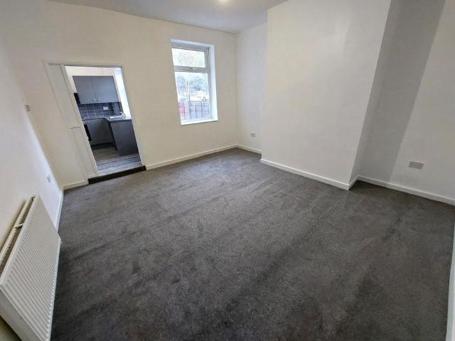 3 bedroom end of terrace house to rent