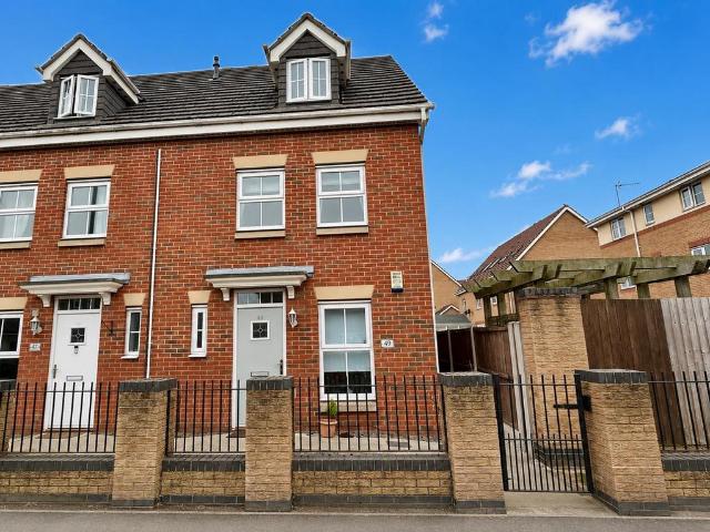 3 bedroom end of terrace house to rent