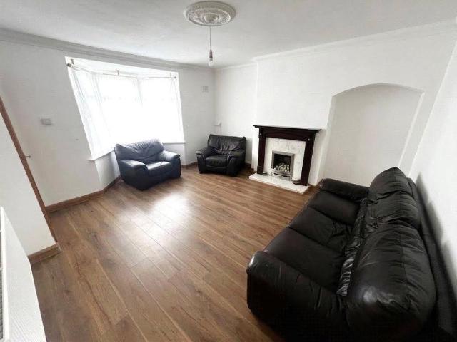 3 bedroom end of terrace house to rent