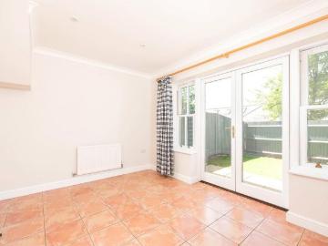 3 bedroom end of terrace house to rent