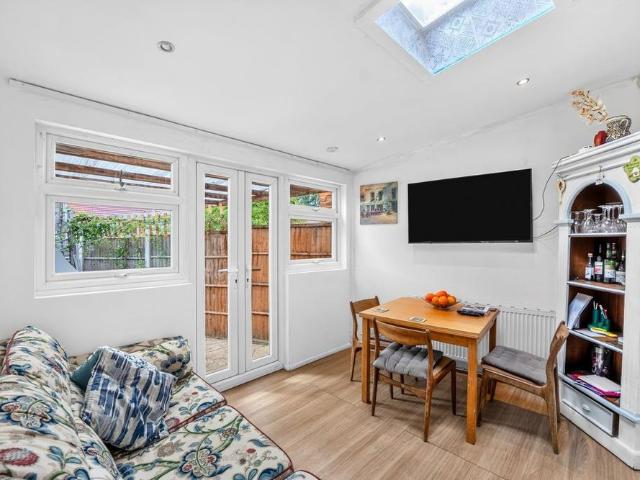 3 bedroom end of terrace house to rent