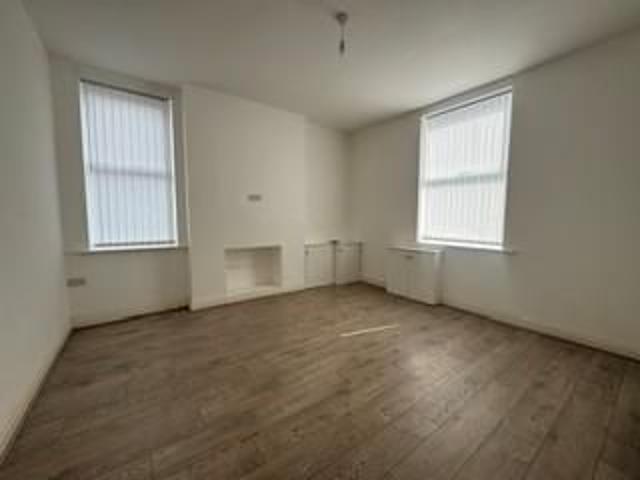 3 bedroom end of terrace house to rent