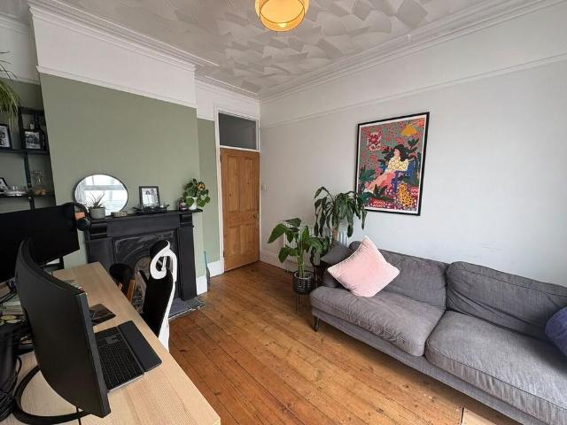 3 bedroom end of terrace house to rent