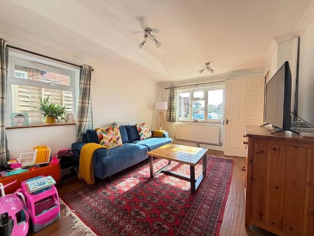 3 bedroom end of terrace house to rent