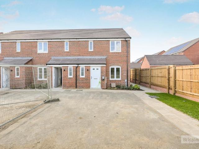 3 bedroom end of terrace house to rent