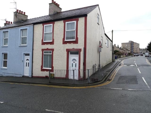 3 bedroom end of terrace house to rent