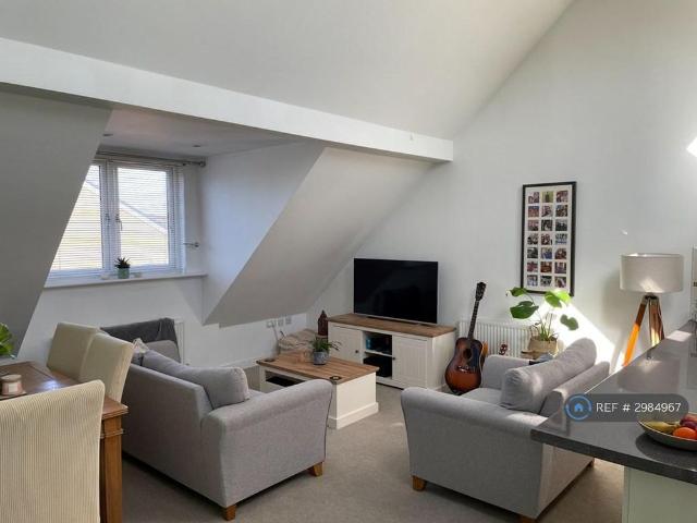 3 bedroom end of terrace house to rent
