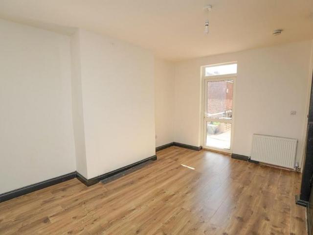 3 bedroom end of terrace house to rent