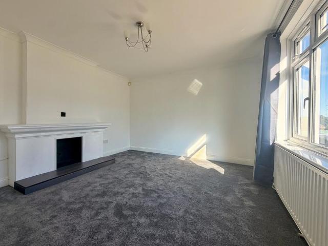 3 bedroom end of terrace house to rent