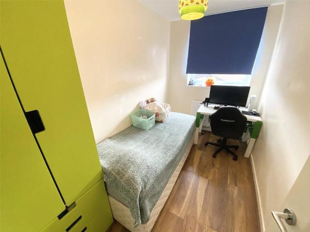 3 bedroom end of terrace house to rent
