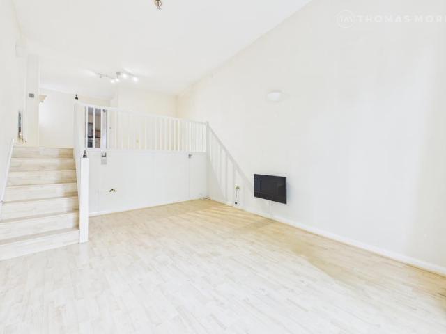 3 bedroom end of terrace house to rent