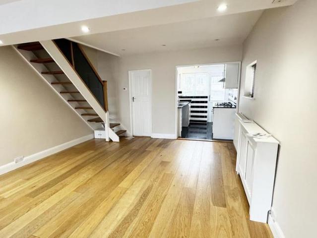 3 bedroom end of terrace house to rent
