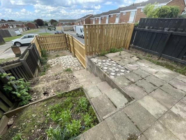 3 bedroom end of terrace house to rent