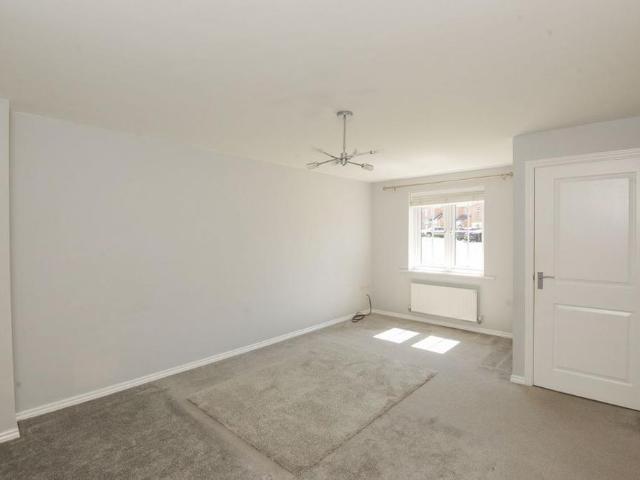 3 bedroom end of terrace house to rent