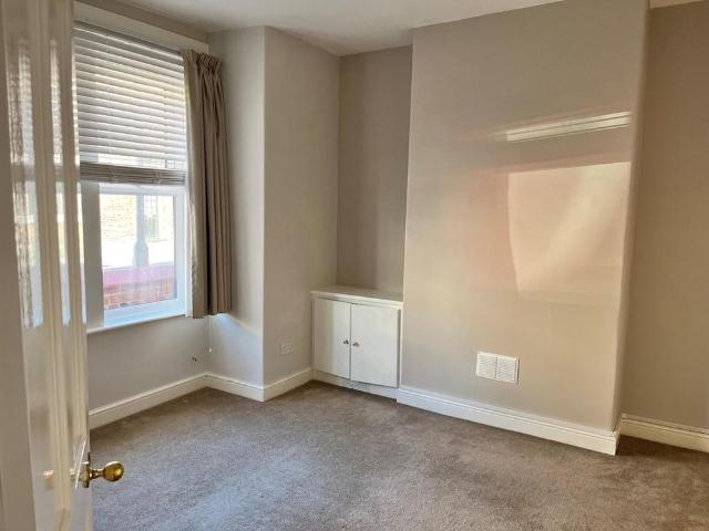 3 bedroom end of terrace house to rent