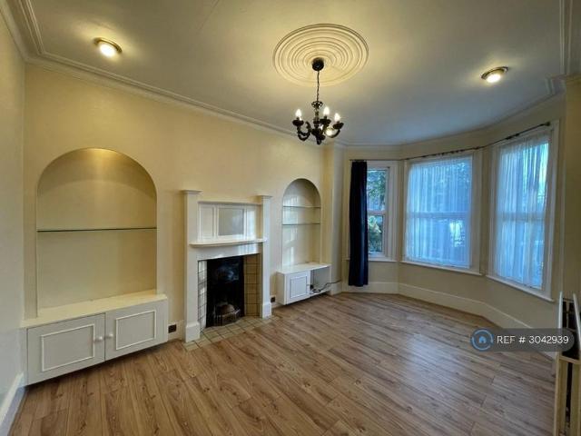 3 bedroom end of terrace house to rent