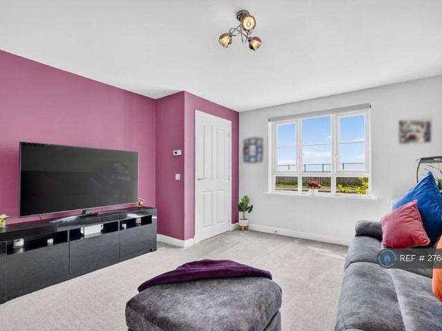 3 bedroom end of terrace house to rent