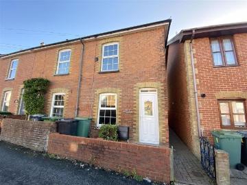 3 bedroom end of terrace house to rent