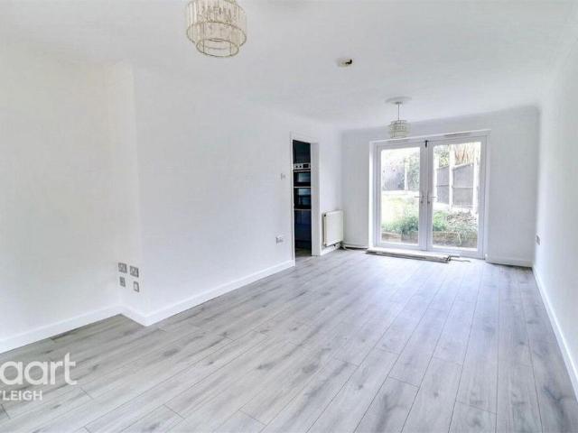 3 bedroom end of terrace house to rent