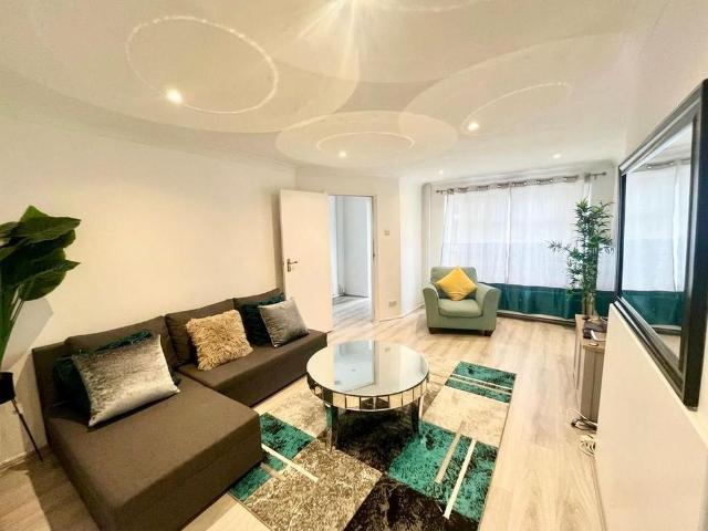 3 bedroom end of terrace house to rent