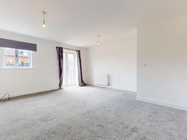 3 bedroom end of terrace house to rent